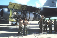 Текущий ремонт двигателей стратегического бомбардировщика В-52 на аэродроме передового базирования