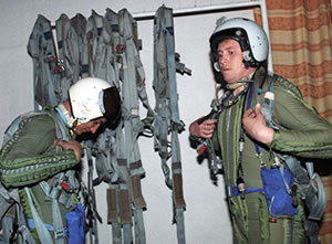Экипаж МиГ-31 готовится к выполнению планового полета. Пилоты одеты в противоперегрузочные костюмы. Леонид Якутин