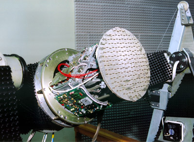 Радиолокационная головка самонаведения на стенде - крупный план, вид спереди. Фото Анатолия Шмырова